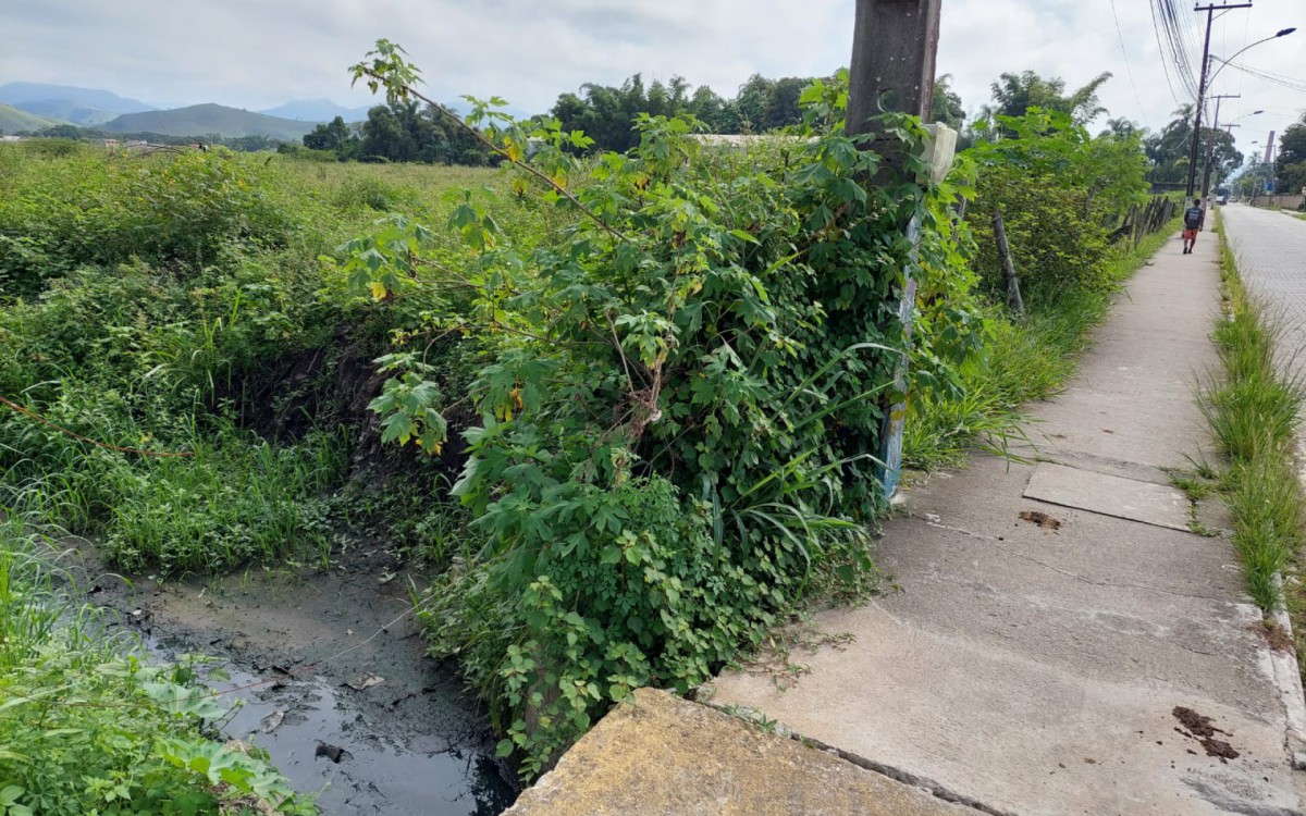 Esgoto a c&eacute;u aberto preocupa moradores de Porto Real