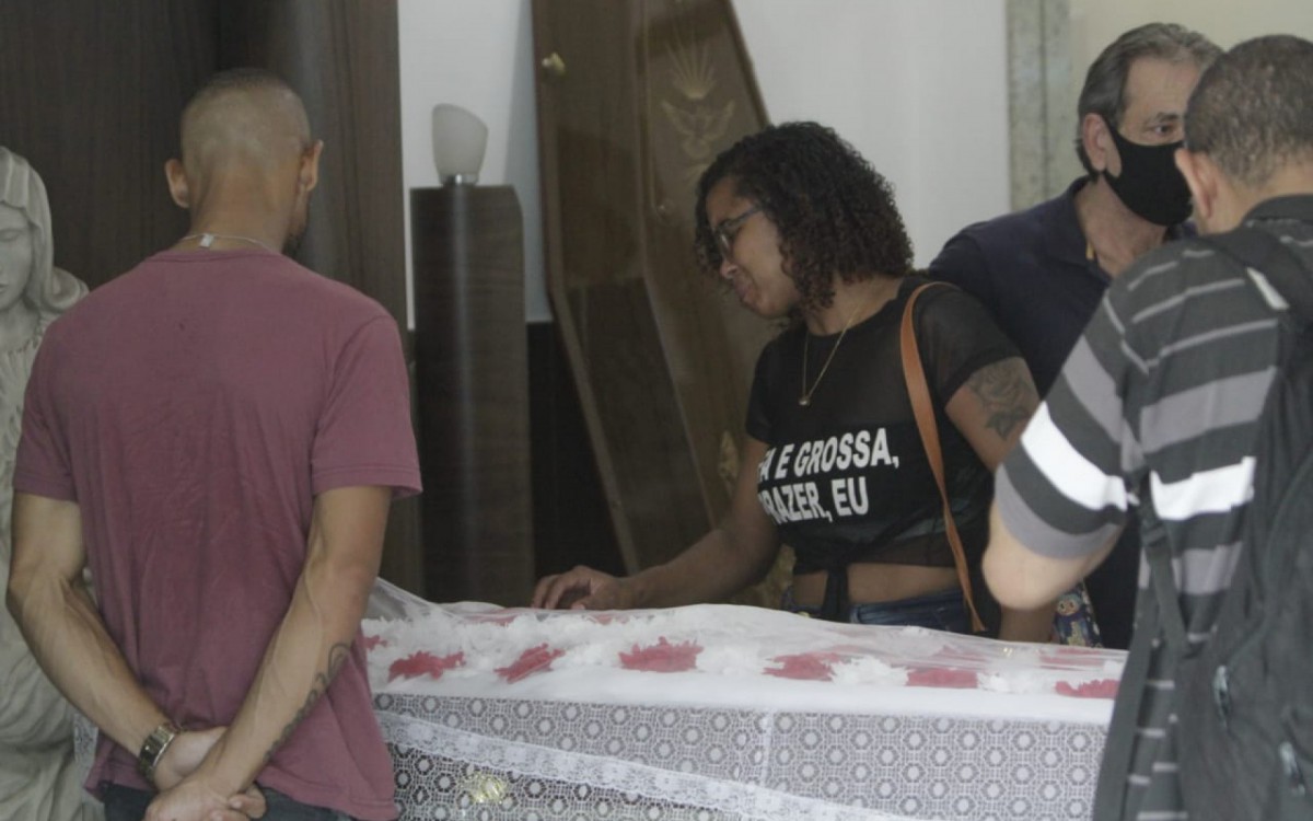 Filhas de Valteles estavam muito abaladas durante o sepultamento - Marcos Porto/Agência O Dia