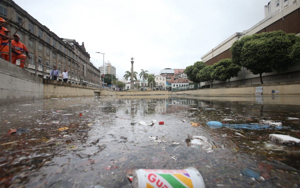 Cais do Valongo ficou coberto de lixo - Cleber Mendes / Agência O Dia