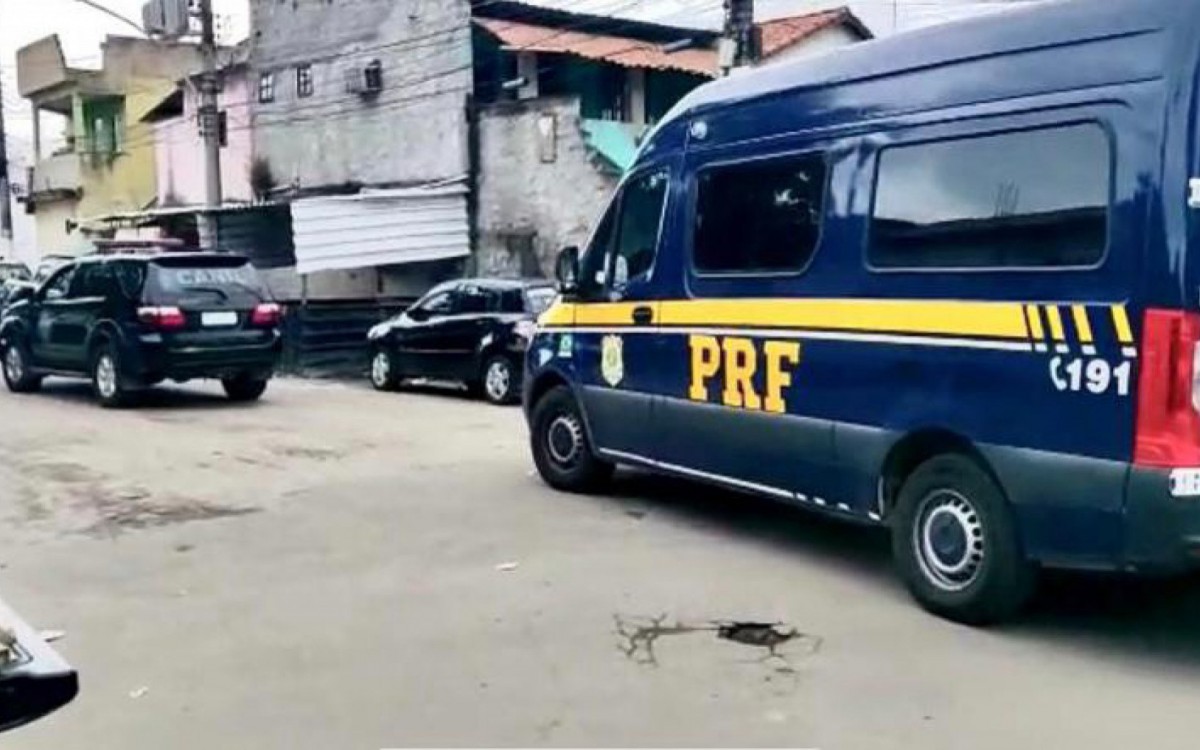 Dois mandados de prisão foram cumpridos e duas pessoas presas em flagrante - Divulgação/Polícia Rodoviária Federal