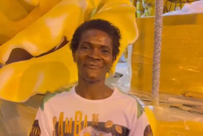 Catadora que viralizou sambando na Sapucaí visita barracão e recebe convite para desfilar