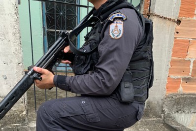 Dupla morre após confronto com PMs em comunidade da Baixada