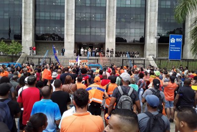 Garis voltam às ruas do Centro do Rio para protestar por melhores condições de trabalho