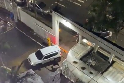 Vídeo: homem é baleado durante tentativa de roubo em porta de condomínio na Zona Norte