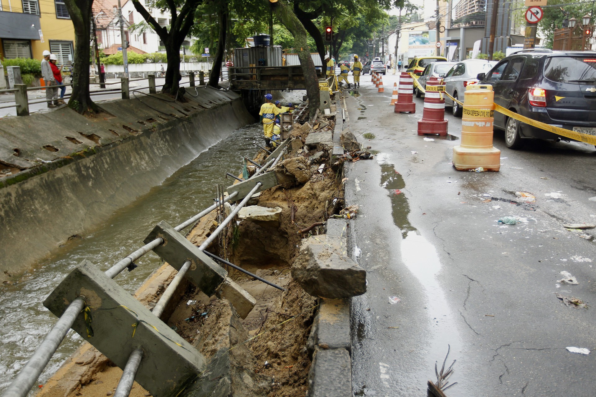 Parte da conten&ccedil;&atilde;o do Rio Maracan&atilde; caiu na Avenida Maracan&atilde;, pr&oacute;ximo ao cruzamento com a Rua Doa Delfina, na Tijuca, Zona Norte do Rio. - Reginaldo Pimenta / Agencia O Dia