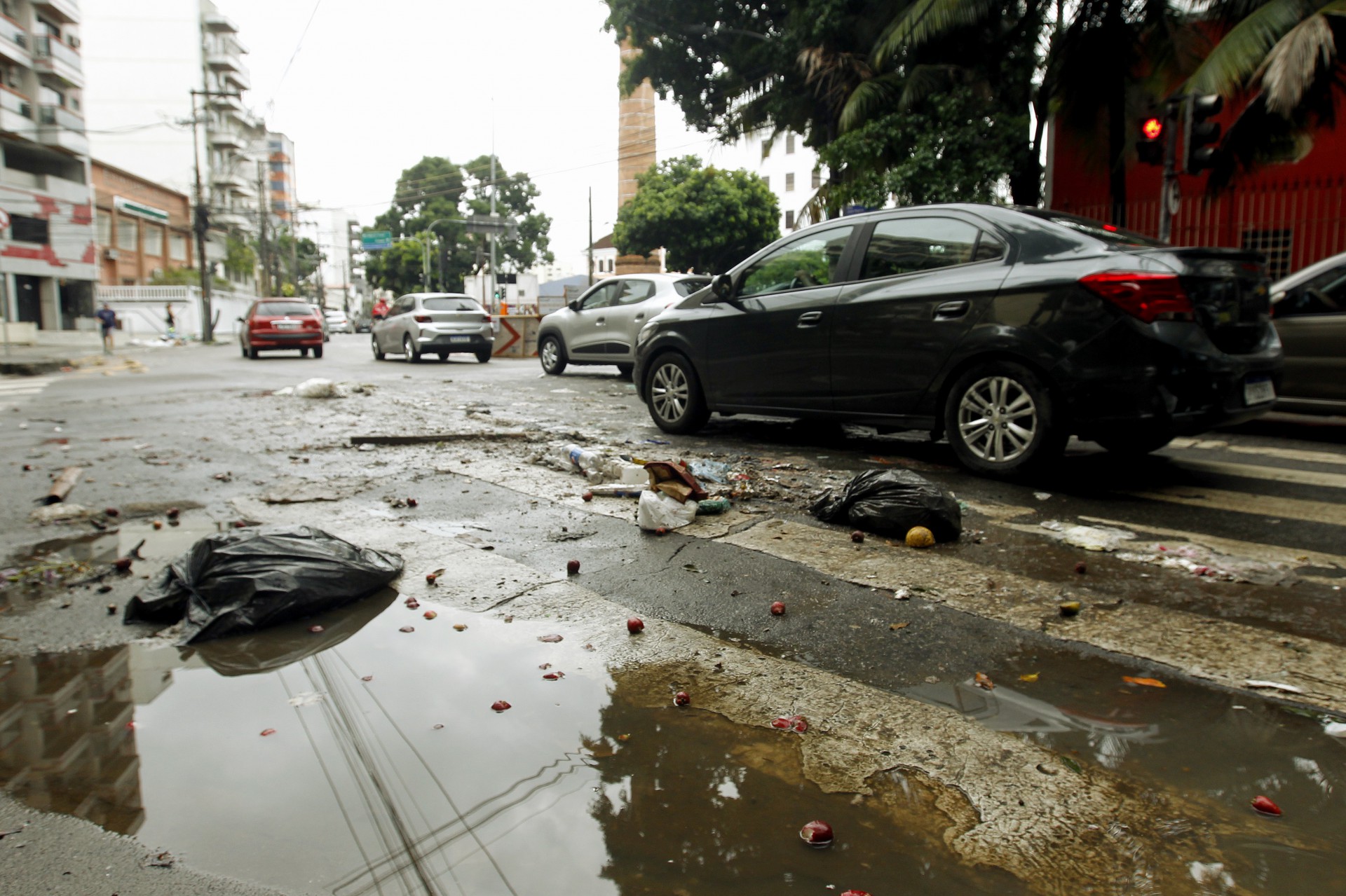 Lixo ficou espalhado na Rua Jos&eacute; Higino, esquina com a Avenida Maracan&atilde;, na Tijuca, Zona Norte do Rio. - Reginaldo Pimenta / Agencia O Dia