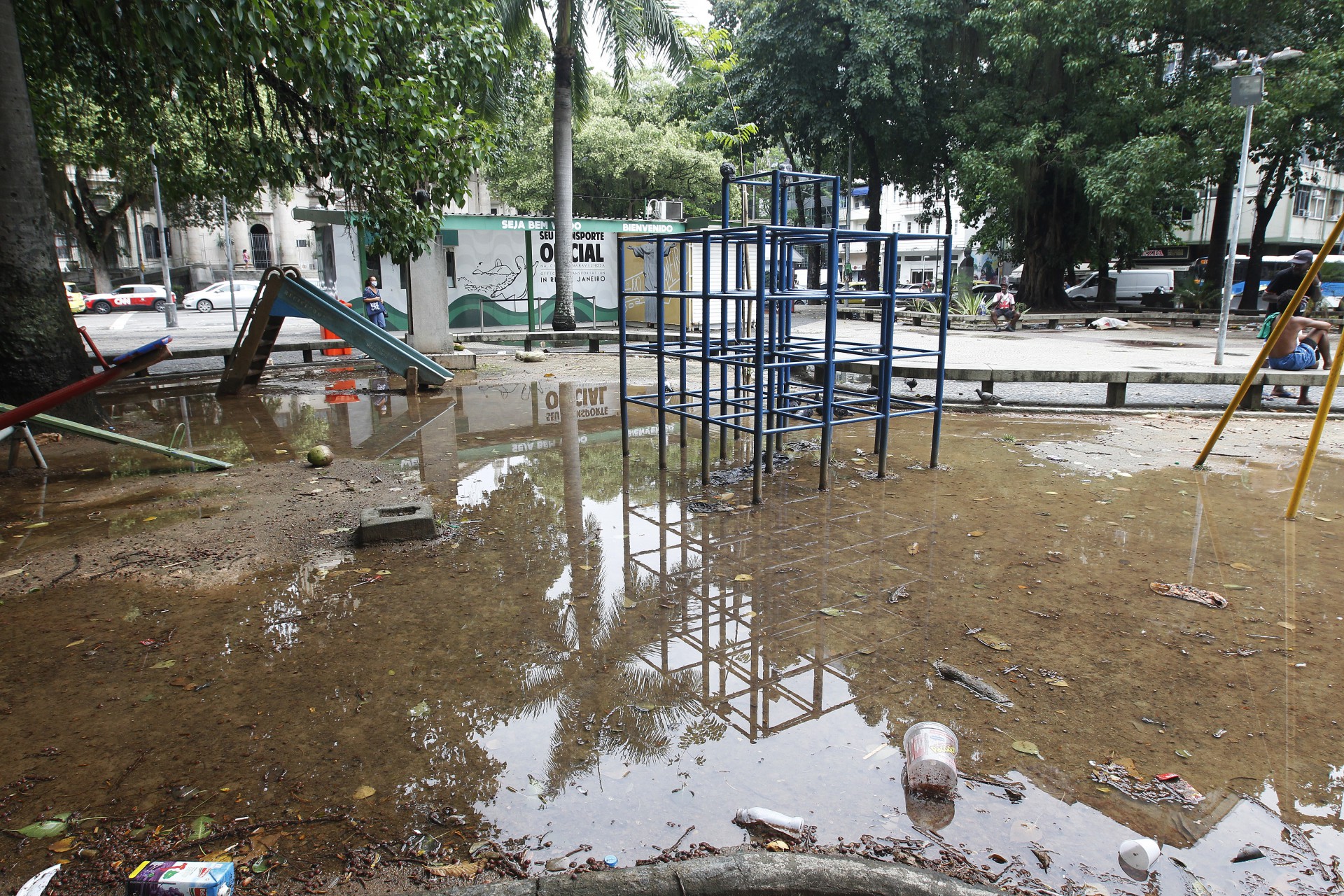 Pra&ccedil;a ficou alagada no Largo do Machado, Zona Sul do Rio. - Reginaldo Pimenta / Agencia O Dia