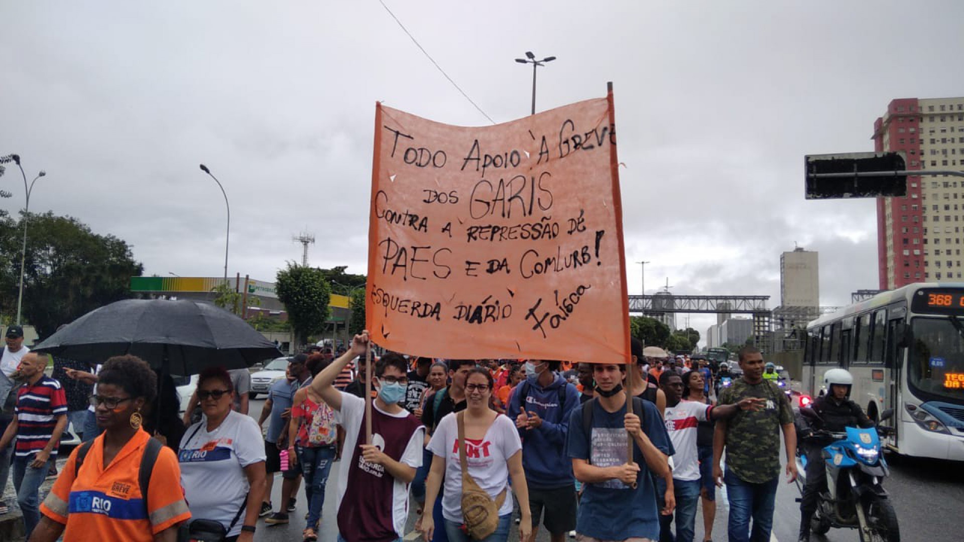 Trabalhadores levaram faixas e criticaram o prefeito Eduardo Paes - Redes sociais / Divulgação