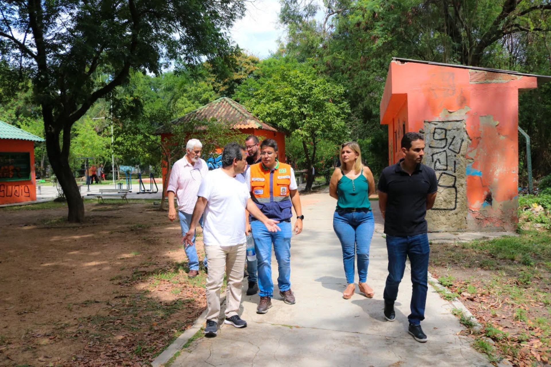 O prefeito Abraãozinho, a vice Flávia Duarte, os secretários de Governo, Ricardo Abrão, e de Obras, Flávio Vergueiro, e funcionários da empresa MJRE Construtora, realizaram uma vistoria técnica  - Divulgação / PMN