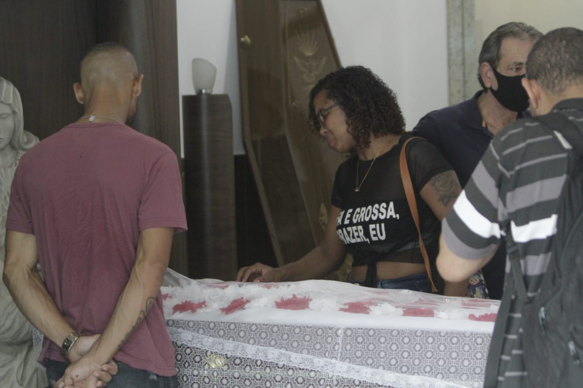 Filhas de Valteles estavam muito abaladas durante o sepultamento - Marcos Porto/Agência O Dia