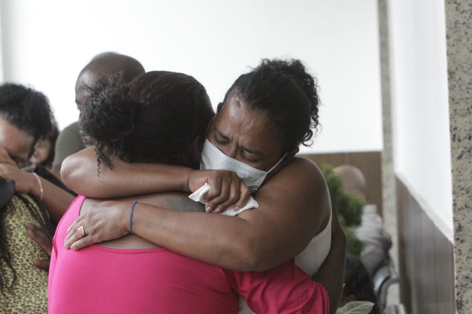 Sepultamento aconteceu sob forte comoção de parentes e amigo - Marcos Porto/Agência O Dia