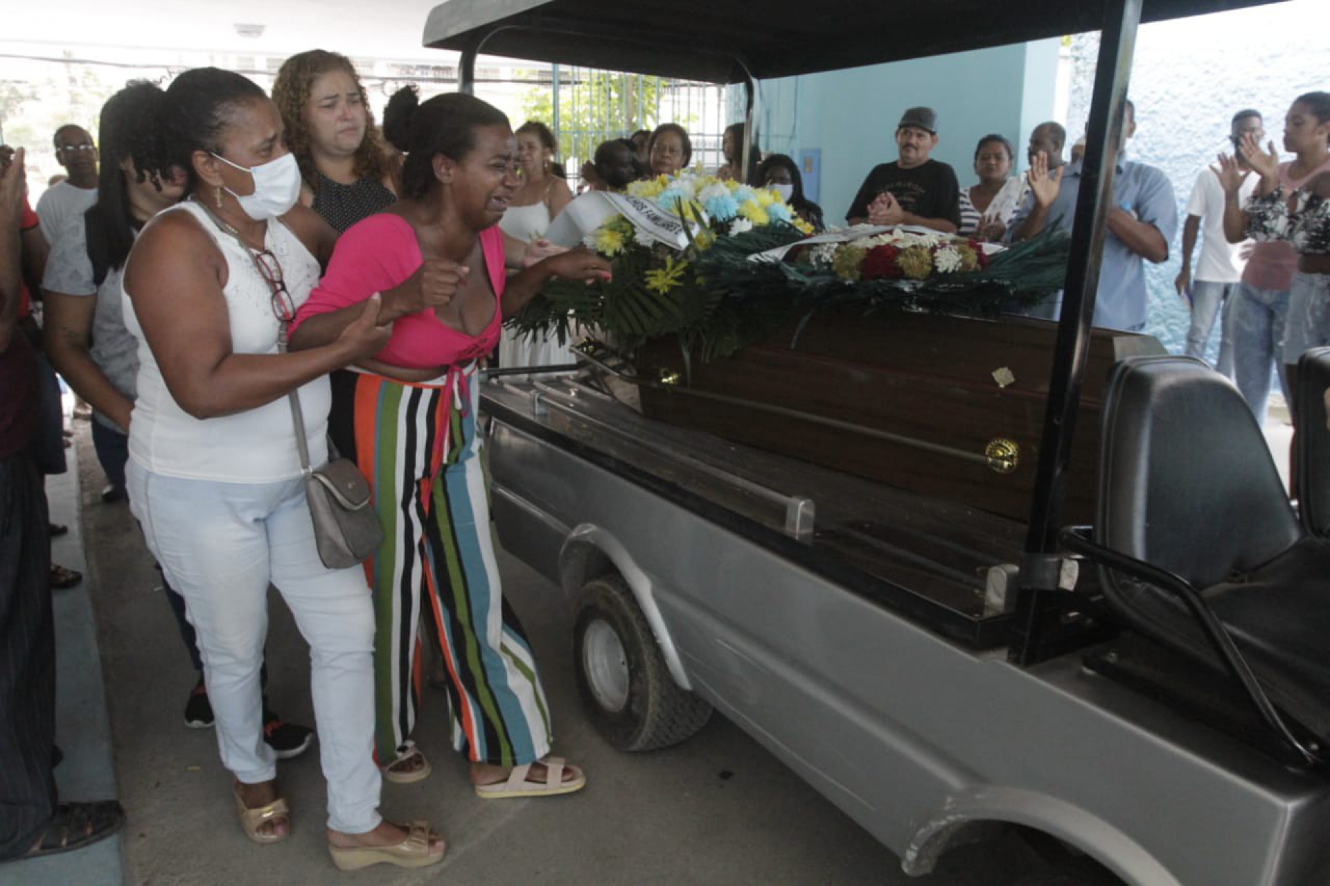 Aproximadamente 100 pessoas estiveram no local para prestar homenagens - Marcos Porto/Agência O Dia