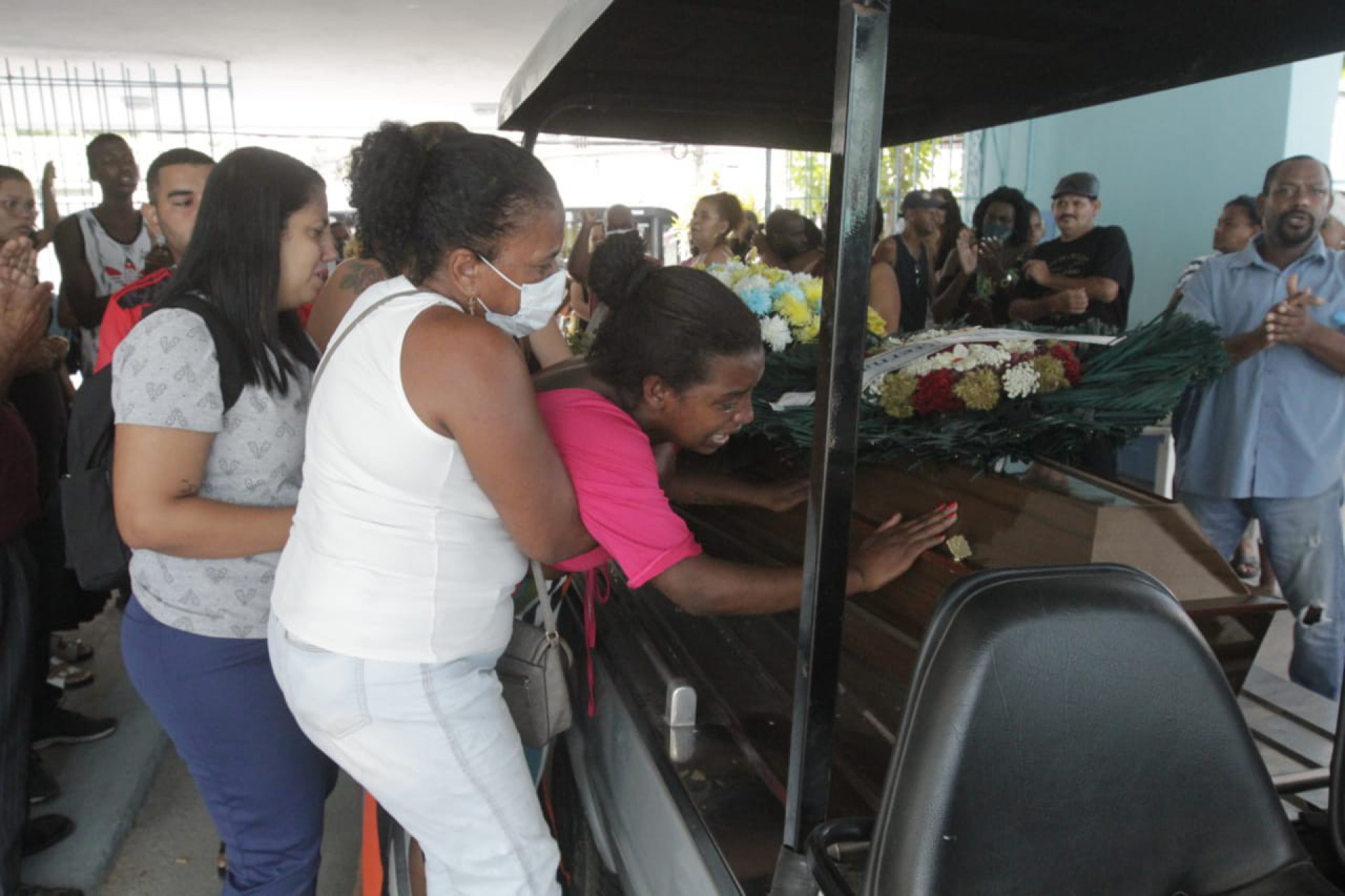 Corpo de Valteles foi sepultado no início da tarde desta sexta-feira - Marcos Porto/Agência O Dia