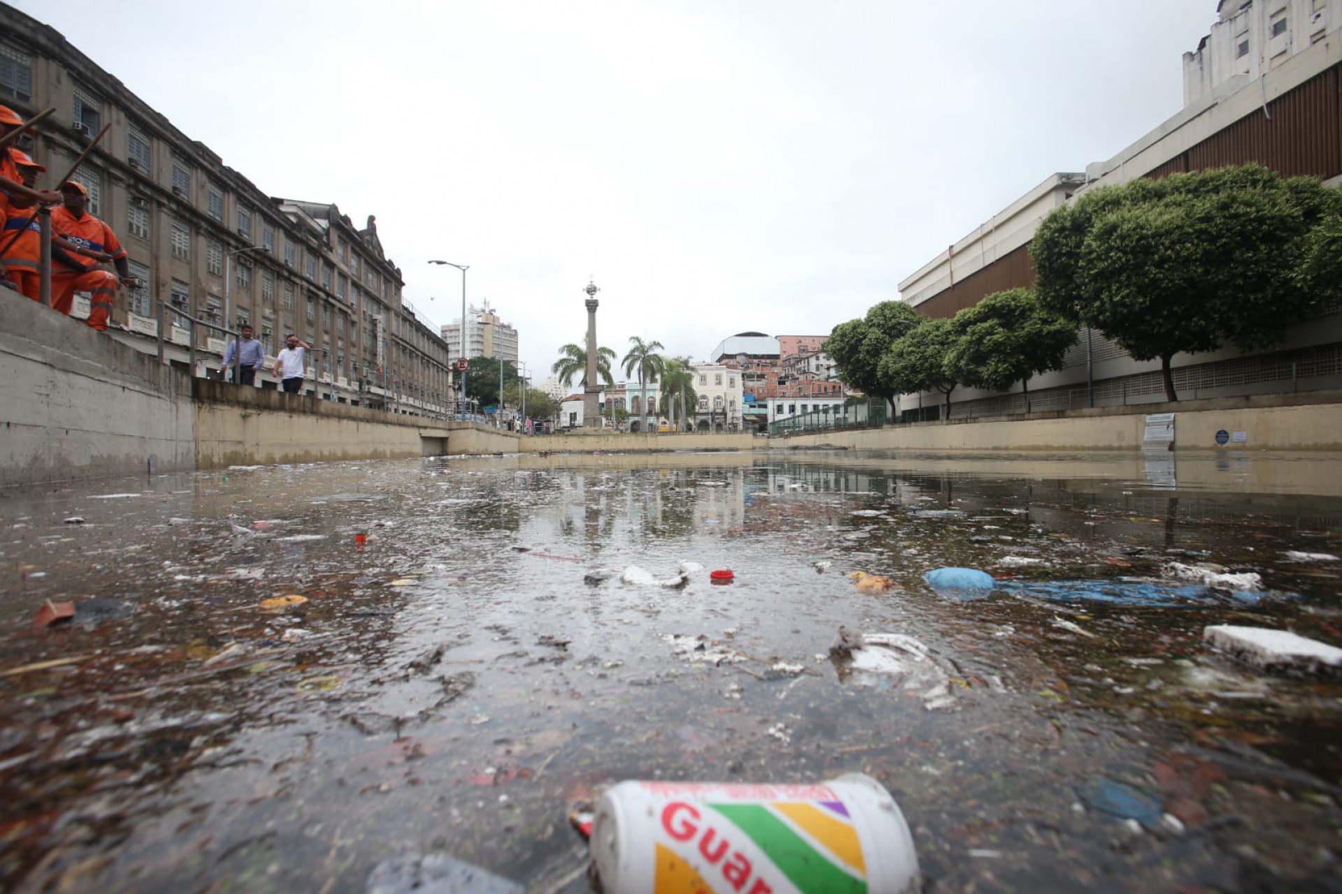 Cais do Valongo ficou coberto de lixo no dia 1 de abril deste ano - Cleber Mendes / Ag&ecirc;ncia O Dia