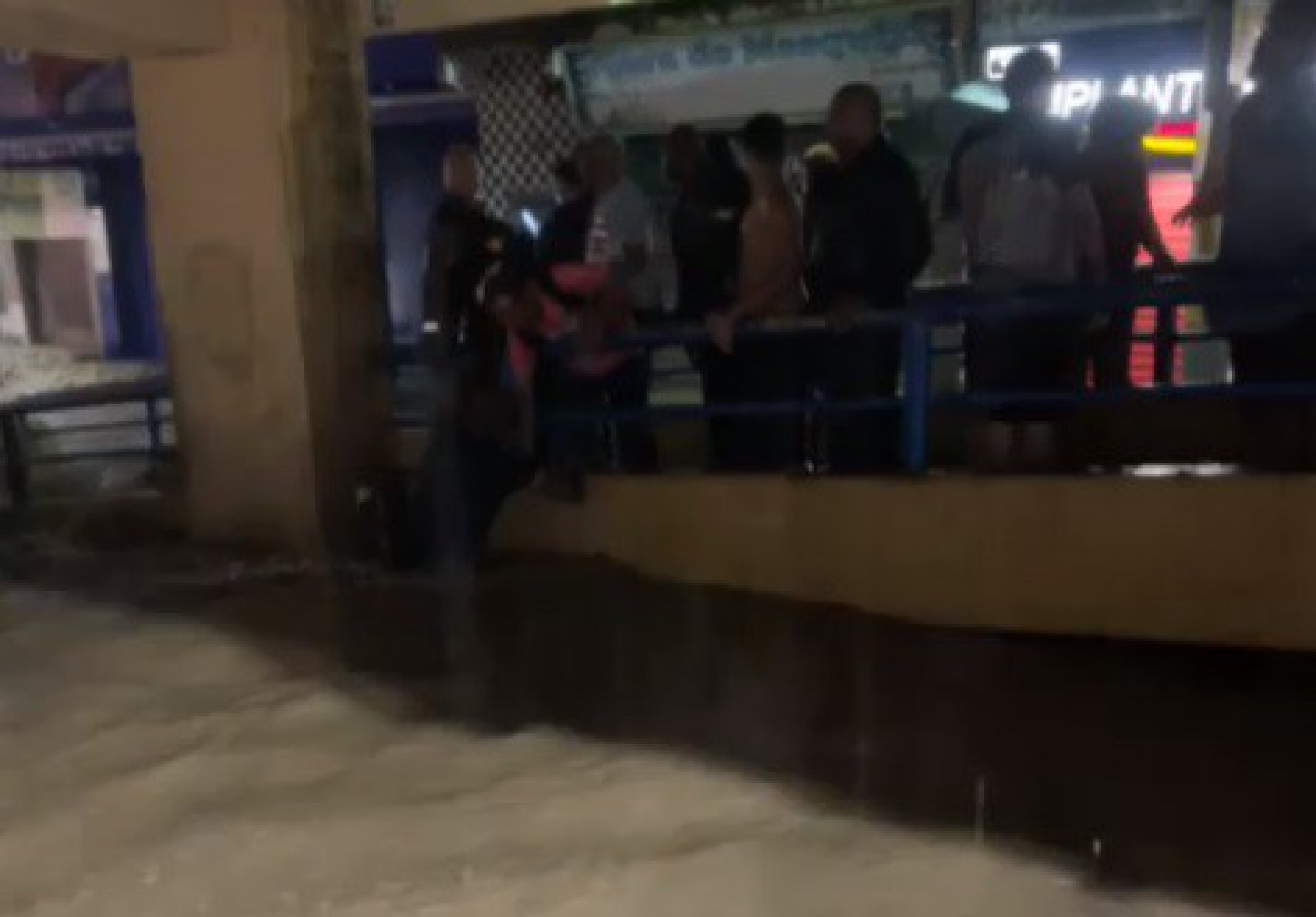 Moradores ficam ilhados na passarela da linha do trem em Mesquita  - Reprodução