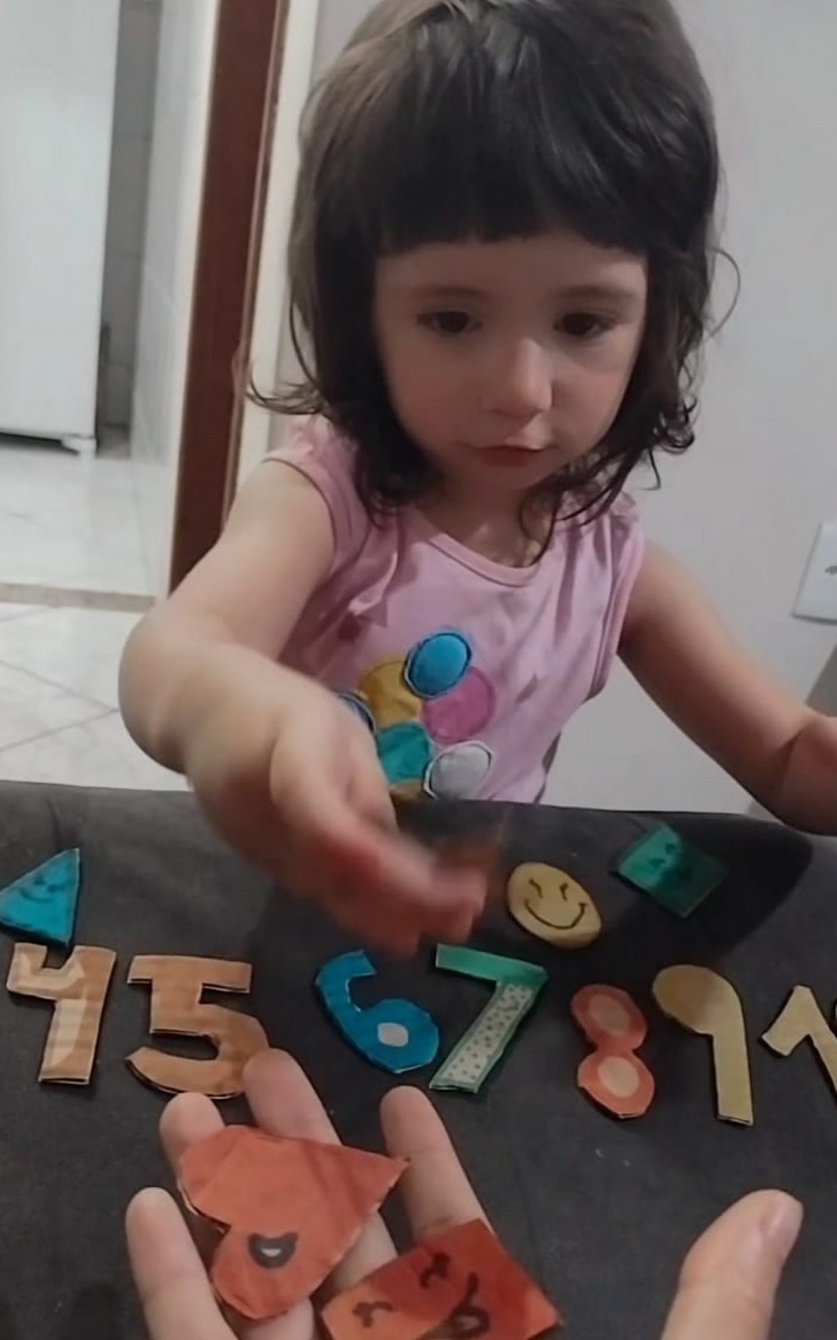 Alice, de 2 anos e 8 meses, iniciou os estudos neste ano e tem o acompanhamento da professora da sala de recursos multifuncionais, na rede p&uacute;blica de ensino