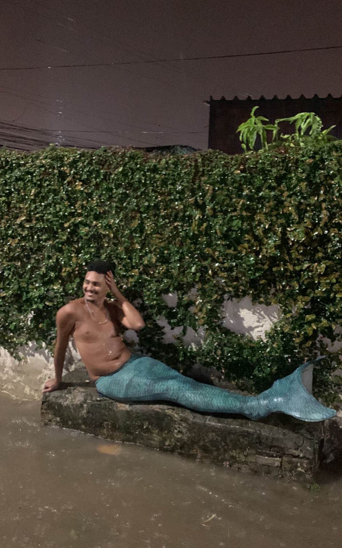 'Sereia' apareceu em meio a rua alagada na cidade do Rio