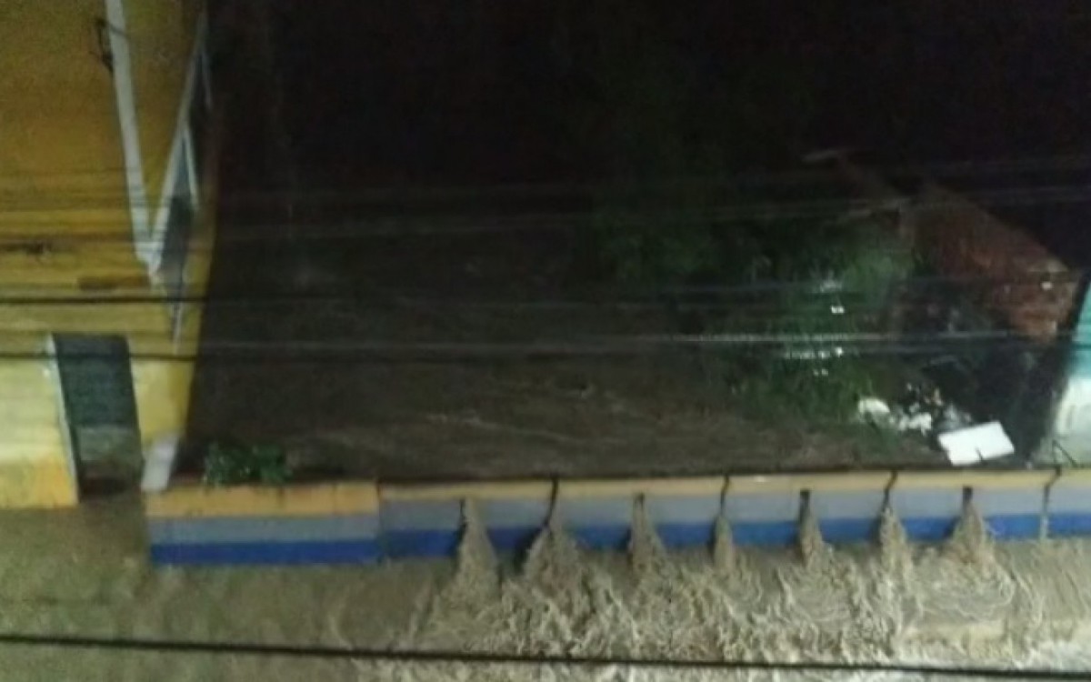 Valão transborda e deixa ruas alagadas em bairro de Mesquita 