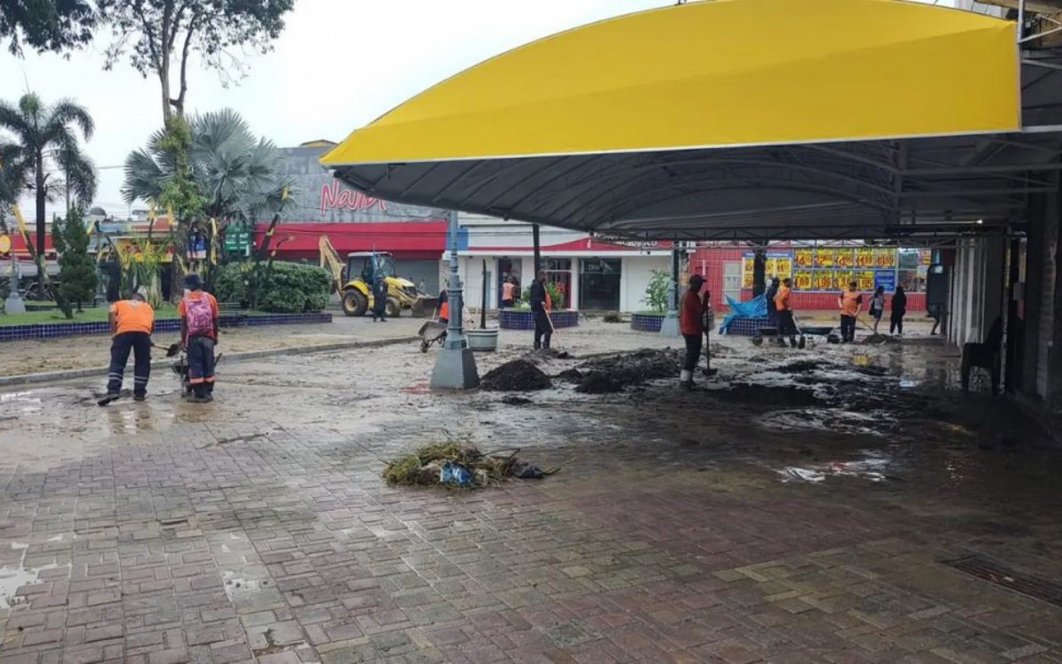 Segundo a Defesa Civil, a cidade est&aacute; em est&aacute;gio de alerta m&aacute;ximo devido ao forte temporal e equipes atuam para limpar a cidade