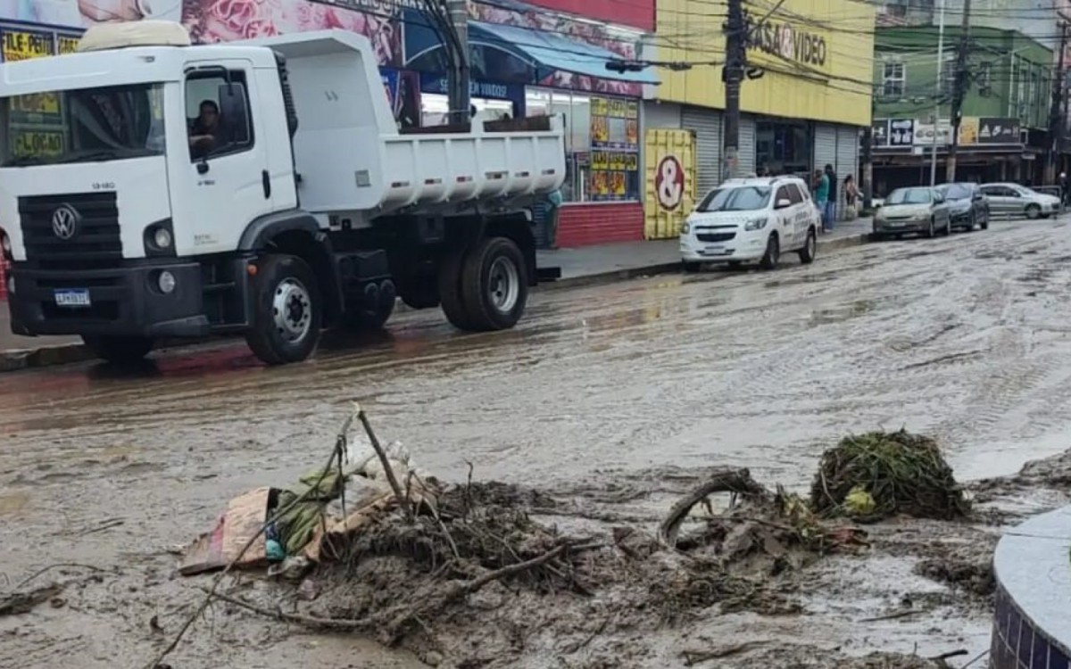 Segundo a Defesa Civil, a cidade est&aacute; em est&aacute;gio de alerta m&aacute;ximo devido ao forte temporal e equipes atuam para limpar a cidade