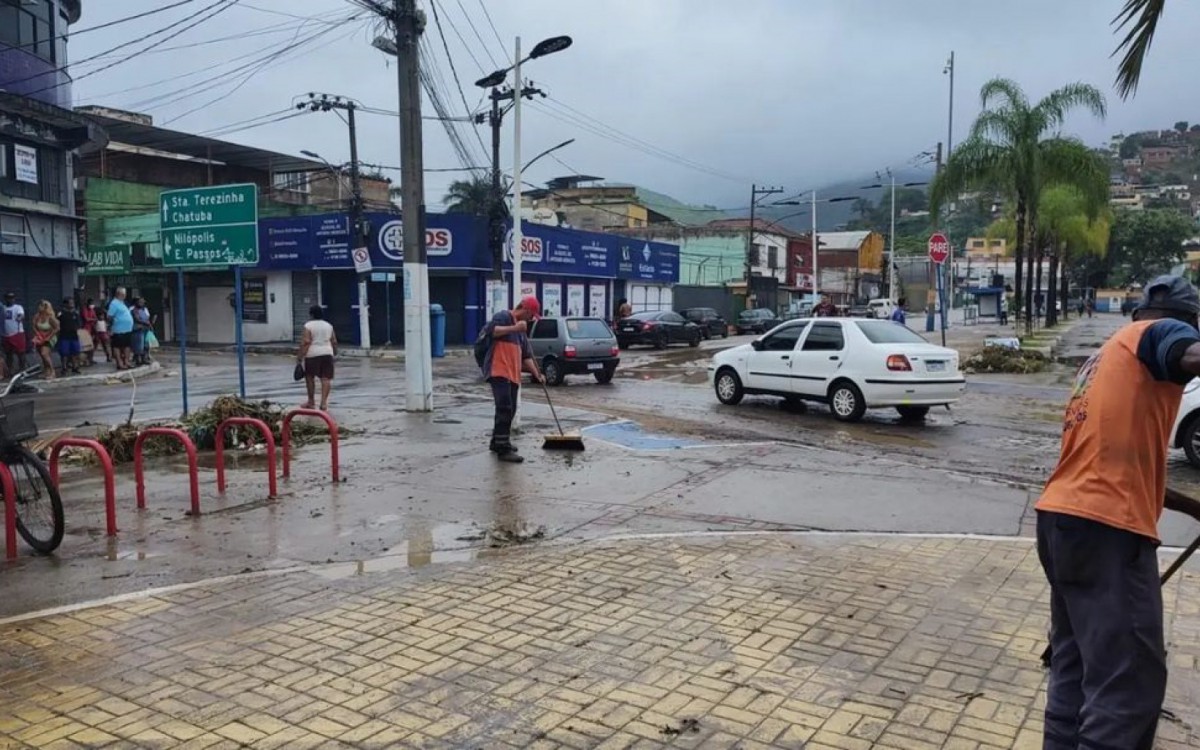 Segundo a Defesa Civil, a cidade est&aacute; em est&aacute;gio de alerta m&aacute;ximo devido ao forte temporal e equipes atuam para limpar a cidade