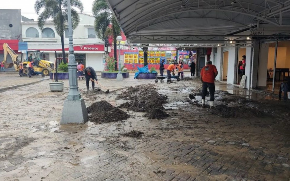 Segundo a Defesa Civil, a cidade está em estágio de alerta máximo devido ao forte temporal e equipes atuam para limpar a cidade - Divulgação
