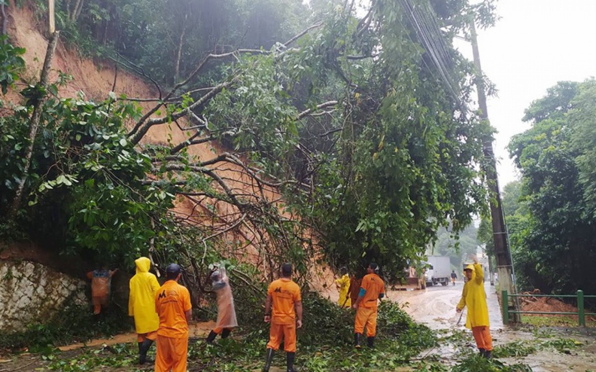 Deslizamento de terra e queda de árvores em razão das fortes chuvas que atingem a cidade de Angra dos Reis, na Costa Verde do Rio  - Divulgação/Angra dos Reis