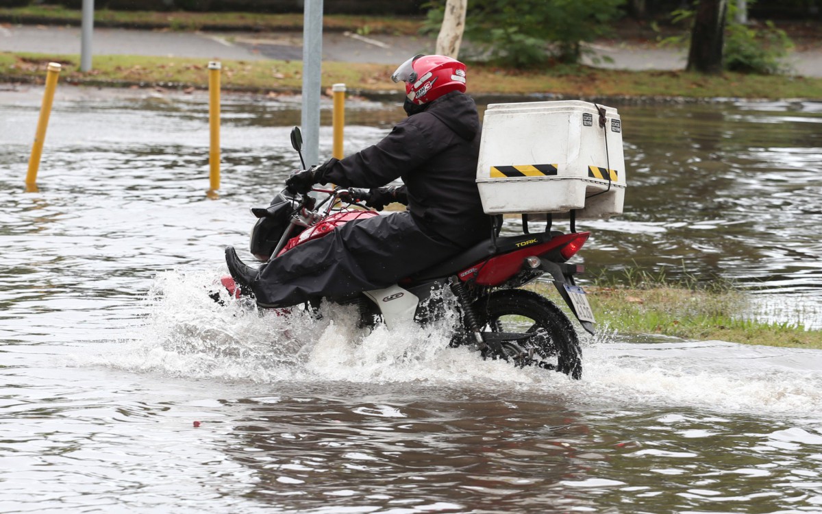 Rio,02/03/2022-LAGOA,chuva castiga o Rio de Janeiro, bolsao de agua na Av. Borges de Medeiros, na altura do parque dos patins. Na foto. Borges de Medeiros alagada.Foto: Cleber Mendes/Ag&ecirc;ncia O Dia      