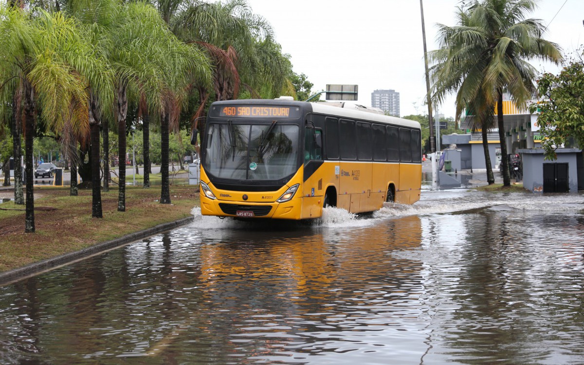 Rio,02/03/2022-LAGOA,chuva castiga o Rio de Janeiro, bolsao de agua na Av. Borges de Medeiros, na altura do parque dos patins. Na foto. Borges de Medeiros alagada.Foto: Cleber Mendes/Ag&ecirc;ncia O Dia      
