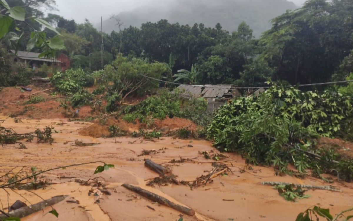 Ao todo, sete casas foram atingidas em Ponta Negra, em Paraty. Equipes dos Bombeiros e da Defesa Civil estão no local apoiando as ações de resgate