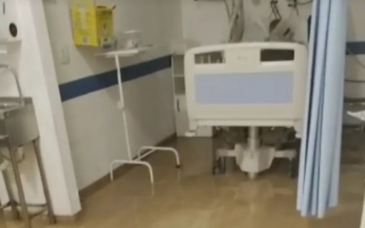 Por conta dos alagamentos,  a água entrou nos corredores da unidade de saúde, que fica abaixo do nível da rua - Reprodução/Redes Sociais 