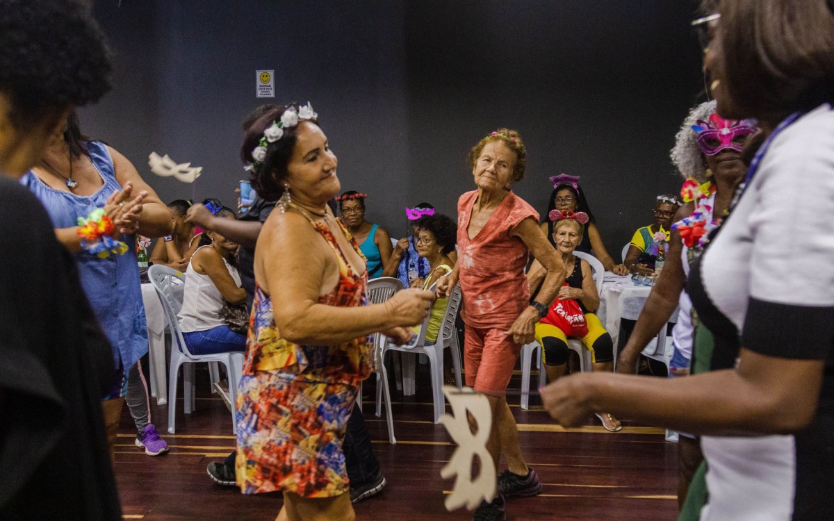 Mulheres de Mesquita se divertem com tarde dan&ccedil;ante
