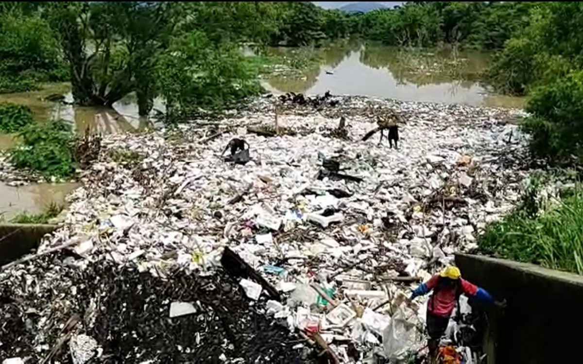 Com o transbordamento da barragem do Gericin&oacute; muito lixo foi passado para o lado nilopolitano junto com a for&ccedil;a das &aacute;guas