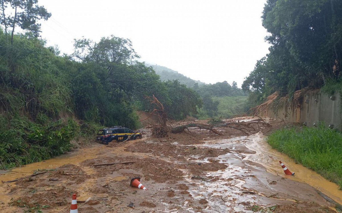 Deslizamento de terra e queda de &aacute;rvores em raz&atilde;o das fortes chuvas que atingem a cidade de Angra dos Reis, na Costa Verde do Rio

