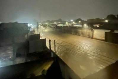 Forte chuva causa alagamentos em Meriti e cidade entra em estágio de atenção