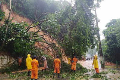 Deslizamento de terra em Angra dos Reis deixa uma criança morta e ao menos dez pessoas desaparecidas