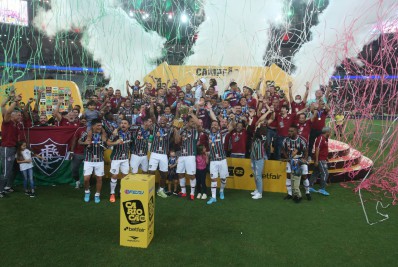 Em ação, torcedor do Fluminense entrega medalhas a jogadores