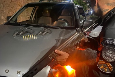 PM prende 04 bandidos em carro roubado e apreende armas em Nilópolis