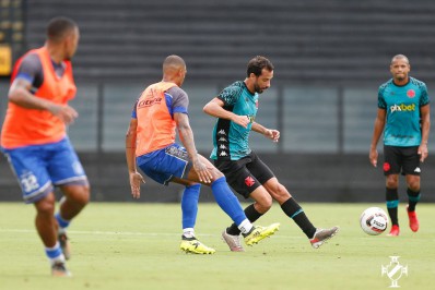 Com desfalques e retornos, Vasco vence jogo-treino contra o Olaria