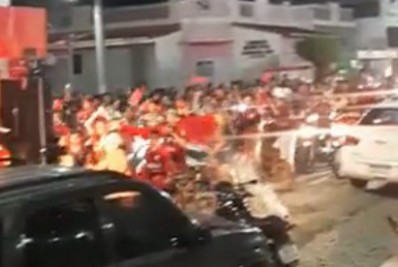 Vídeo! Torcedores do Flamengo fazem grande festa na cidade natal de Ayrton Lucas