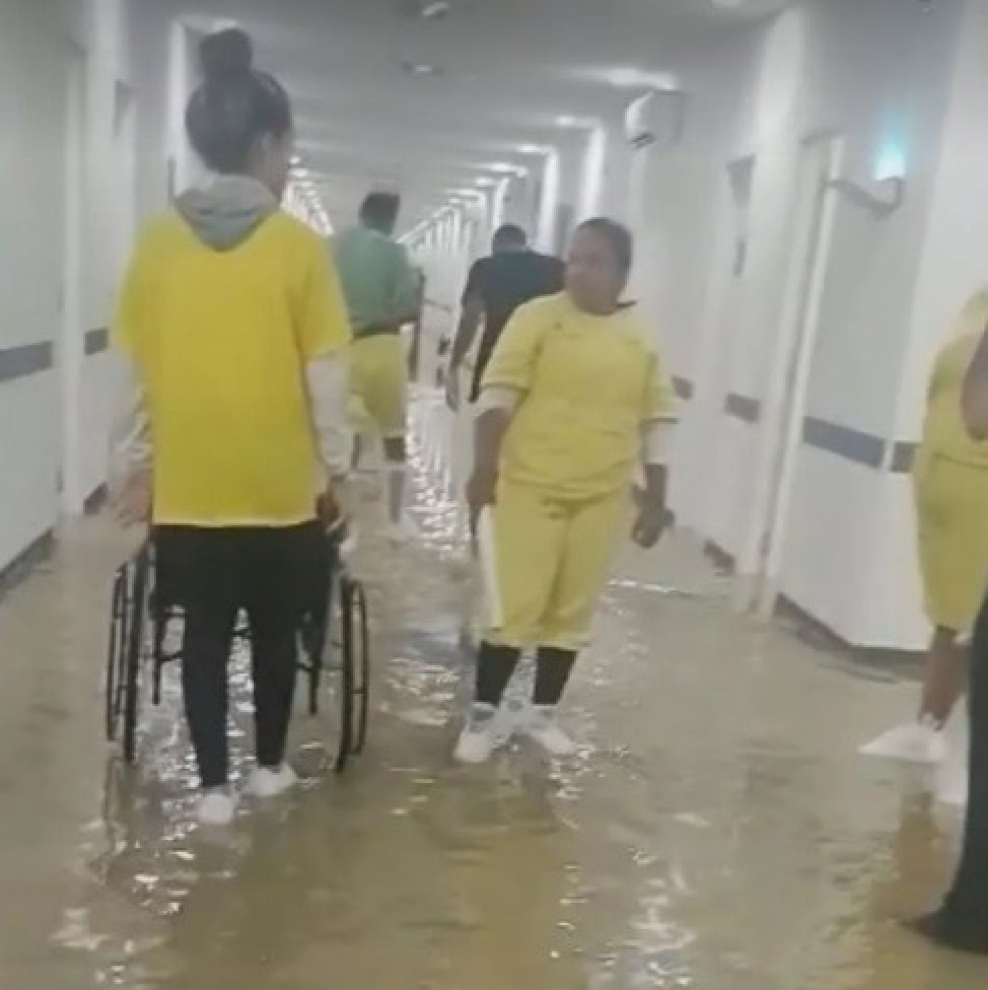 Fortes chuvas provocaram transtorno para pacientes e funcionários do Hospital Modular de Nova Iguaçu - Reprodução/Redes Sociais 