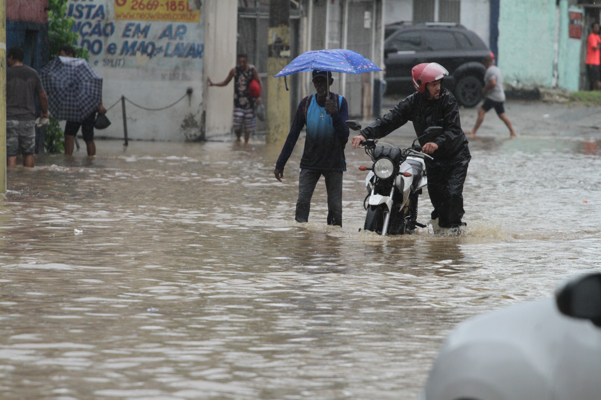 Temporal deixou moradores ilhados em várias cidades da Baixada Fluminense - Jorge Ferreira/Parceiro/Agência O Dia