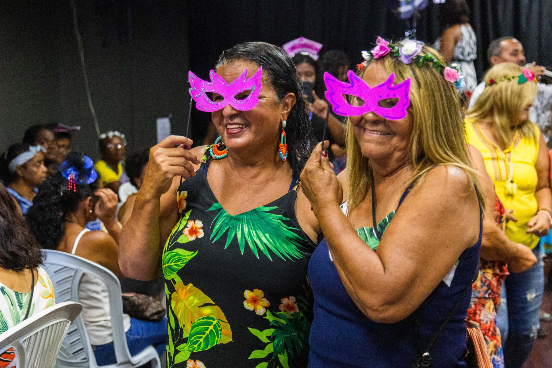 Baile de m&aacute;scaras aconteceu na Pra&ccedil;a PEC, na Vila Emil, na &uacute;ltima segunda-feira, dia 28 - Bea Silva