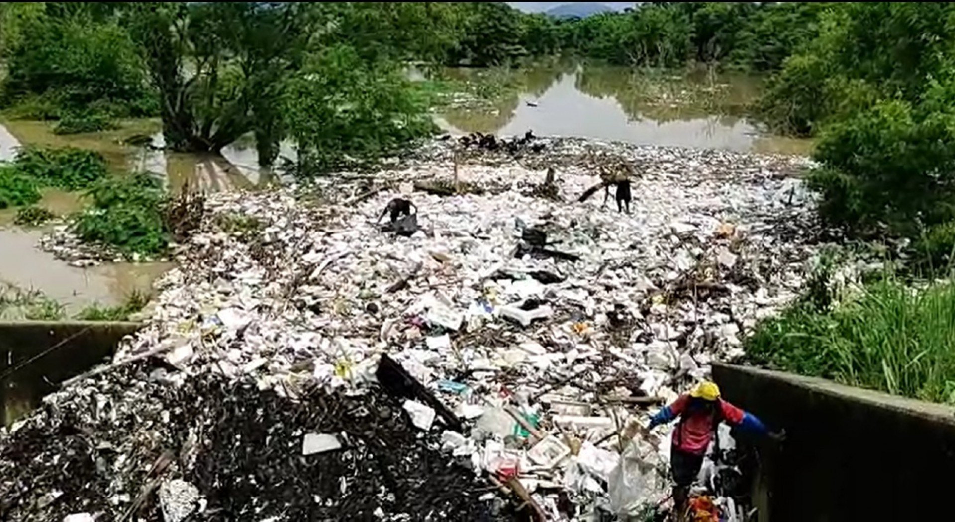 Com o transbordamento da barragem do Gericinó muito lixo foi passado para o lado nilopolitano junto com a força das águas - Reprodução / Redes Sociais