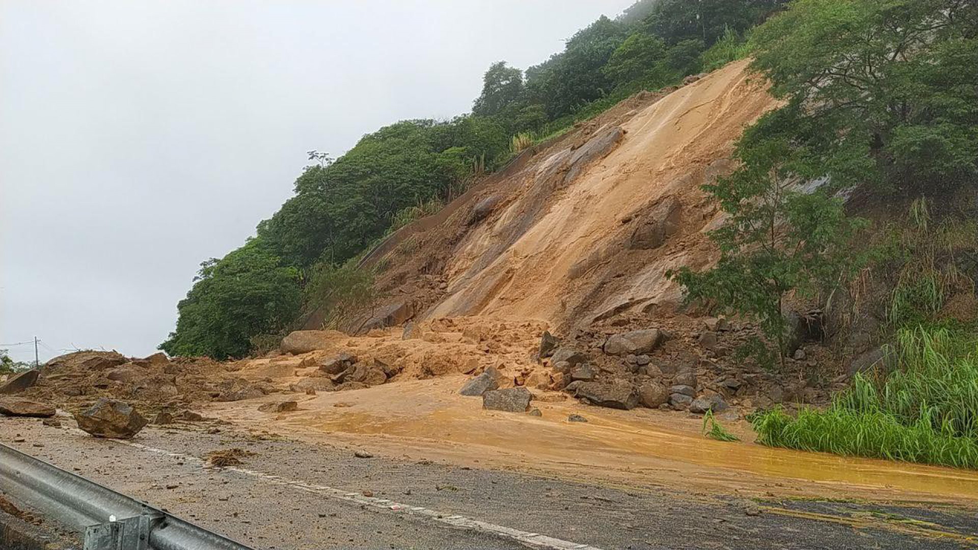 Deslizamento de terra e queda de árvores em razão das fortes chuvas que atingem a cidade de Angra dos Reis, na Costa Verde do Rio
 - Divulgação/Polícia Rodoviária Federal