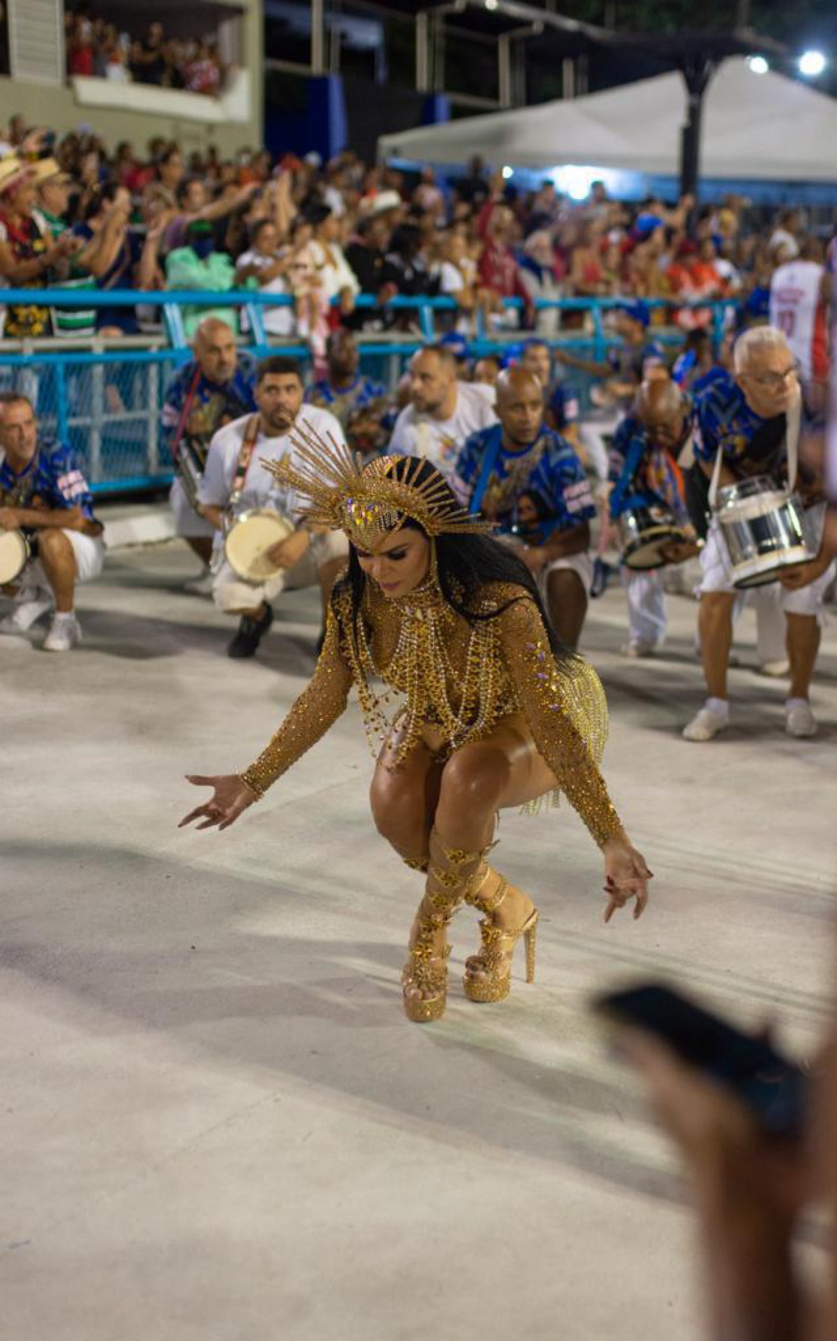 Rainha de Bateria da Uni&atilde;o da Ilha, Juliana Souza durante o ensaio t&eacute;cnico