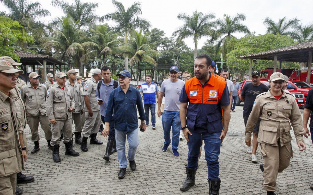 Governador Cl&aacute;udio Castro visitou base de apoio a desabrigados em Paraty neste domingo