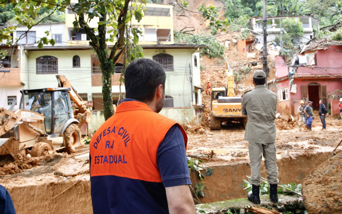 Cl&aacute;udio Castro visitou &aacute;reas atingidas por chuvas em Monsuaba, em Angra dos Reis, na Costa Verde