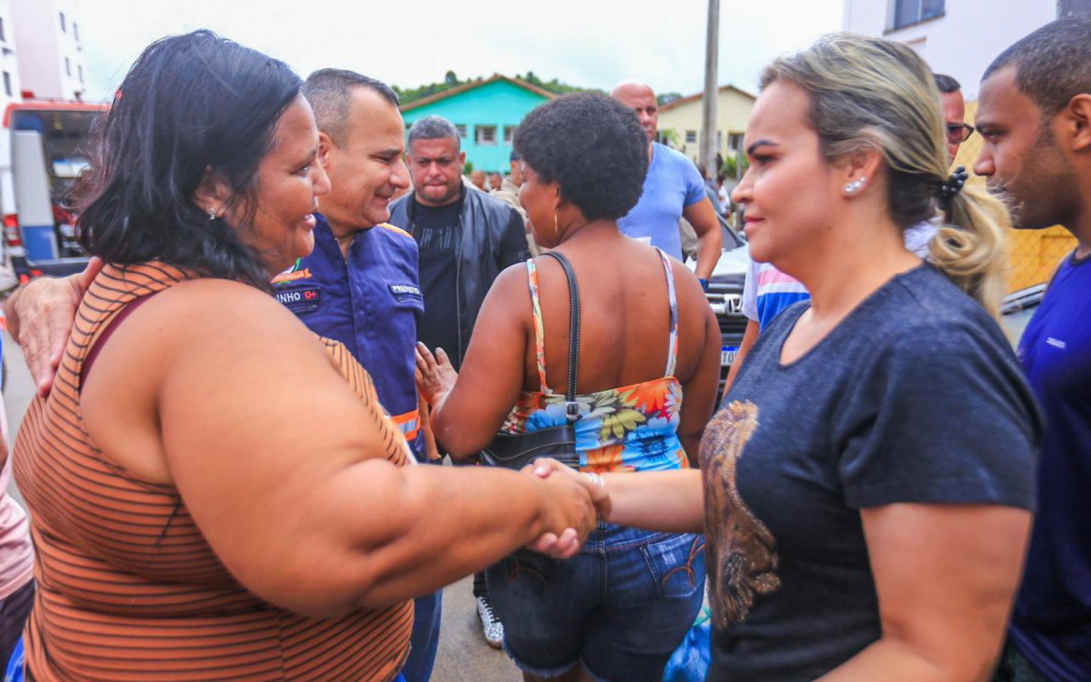  A primeira-dama e deputada federal Daniela do Waguinho visitou os locais e conversou com moradores