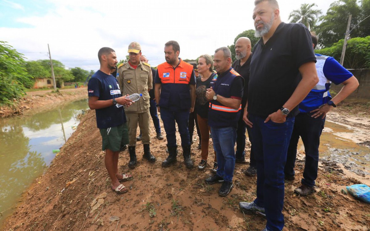 Morador explica ao governador Cl&aacute;udio Castro os problemas causados pelo transbordamento do rio Botas

